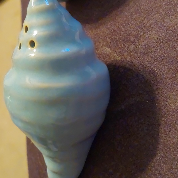 Cracker Barrel Beach Seashell & Sand Dollar Stoneware Salt and Pepper Set - Picture 6 of 8